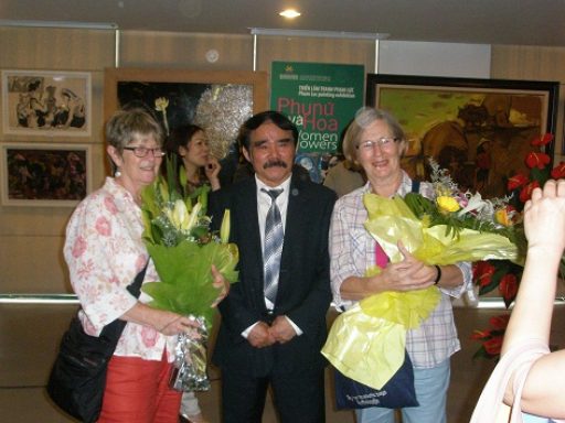 “Phụ nữ và hoa” của Phạm Lực